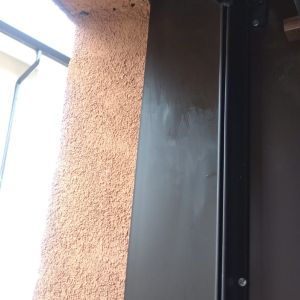 Esempio dalla galleria fotografica di DTEK DI DARIO D’ELIA: Posa di serramenti in monoblocco completo di zanzariere tapparelle e cassetti, cantiere di Sistiana