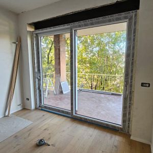 Esempio dalla galleria fotografica di DTEK DI DARIO D’ELIA: Posa alzante scorrevole cantiere di Udine