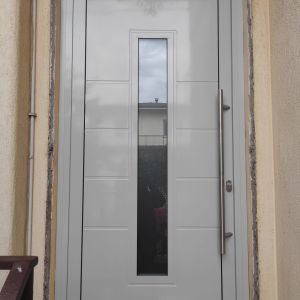 Esempio dalla galleria fotografica di DTEK DI DARIO D’ELIA: Posa di serramenti tapparelle cassonetti e zanzariere e porta d'entrata in alluminio, cantiere di Monfalcone