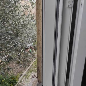 Esempio dalla galleria fotografica di DTEK DI DARIO D’ELIA: Posa di serramenti tapparelle cassonetti e zanzariere e porta d'entrata in alluminio, cantiere di Monfalcone