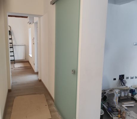 Esempio dalla galleria fotografica di DTEK DI DARIO D’ELIA: Fornitura e posa di porte interne e serramenti, cantiere di Polazzo Redipuglia