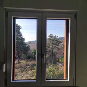 Esempio dalla galleria fotografica di DTEK DI DARIO D’ELIA: Posa di serramenti in monoblocco completo di zanzariere tapparelle e cassetti, cantiere di Sistiana