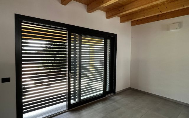 Esempio dalla galleria fotografica di DTEK DI DARIO D’ELIA: Posa alzante scorrevole cantiere di Udine