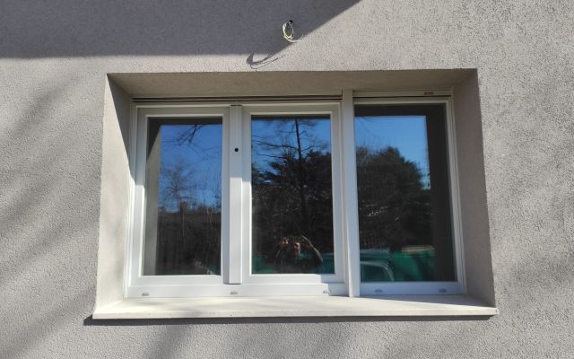 Esempio dalla galleria fotografica di DTEK DI DARIO D’ELIA: Posa di monoblocco con zanzariere tapparelle cassonetti tutto motorizzato, cantiere di Trieste