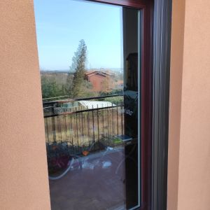 Esempio dalla galleria fotografica di DTEK DI DARIO D’ELIA: Posa di serramenti in monoblocco completo di zanzariere tapparelle e cassetti, cantiere di Sistiana