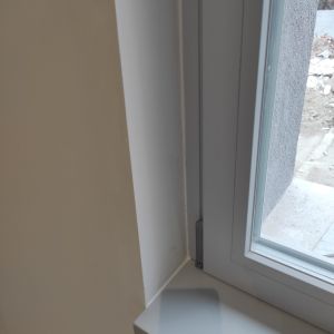 Esempio dalla galleria fotografica di DTEK DI DARIO D’ELIA: Posa di monoblocco con zanzariere tapparelle cassonetti tutto motorizzato, cantiere di Trieste