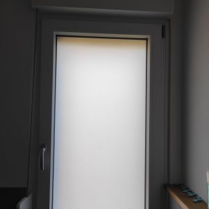 Esempio dalla galleria fotografica di DTEK DI DARIO D’ELIA: Posa di serramenti in monoblocco completo di zanzariere tapparelle e cassetti, cantiere di Sistiana