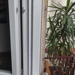 Esempio dalla galleria fotografica di DTEK DI DARIO D’ELIA: Posa di serramenti tapparelle cassonetti e zanzariere e porta d'entrata in alluminio, cantiere di Monfalcone