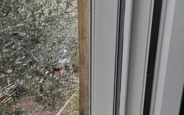 Esempio dalla galleria fotografica di DTEK DI DARIO D’ELIA: Posa di serramenti tapparelle cassonetti e zanzariere e porta d'entrata in alluminio, cantiere di Monfalcone