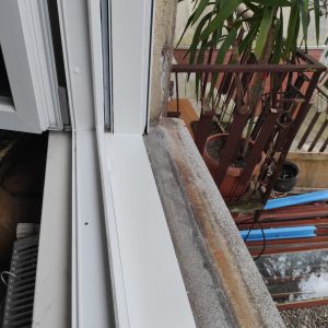 Esempio dalla galleria fotografica di DTEK DI DARIO D’ELIA: Posa di serramenti tapparelle cassonetti e zanzariere e porta d'entrata in alluminio, cantiere di Monfalcone