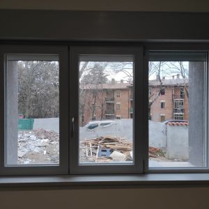 Esempio dalla galleria fotografica di DTEK DI DARIO D’ELIA: Posa di monoblocco con zanzariere tapparelle cassonetti tutto motorizzato, cantiere di Trieste