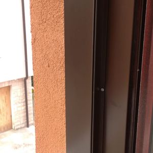 Esempio dalla galleria fotografica di DTEK DI DARIO D’ELIA: Posa di serramenti in monoblocco completo di zanzariere tapparelle e cassetti, cantiere di Sistiana